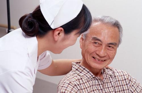 老人颈部白癜风怎样诊疗及护理呢